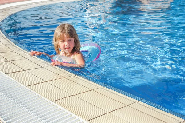 Un enfant heureux joue au bord de la piscine au bord de la mer — Photo