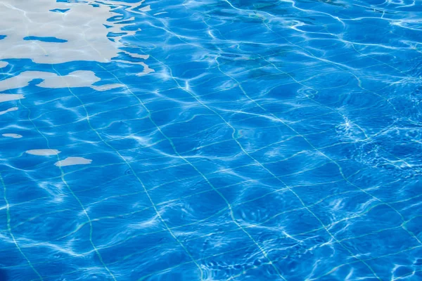 Bella piscina d'acqua vicino al fondo del mare — Foto Stock