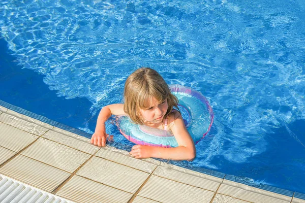 Un enfant heureux joue au bord de la piscine au bord de la mer — Photo