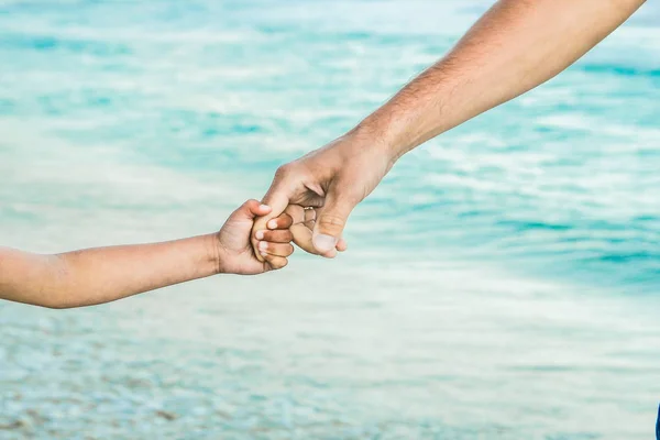 Les Mains Élégantes Parent Enfant Sur Fond Mer — Photo