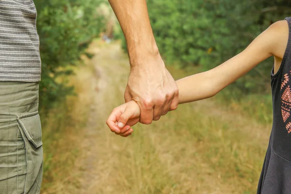 Belles mains d'un enfant heureux et parent dans le parc naturel — Photo