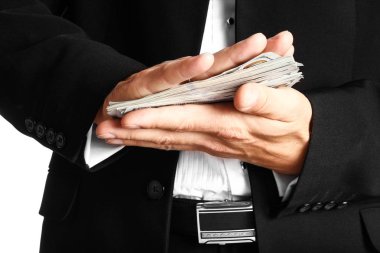 Beyaz arka planda parası olan bir iş adamı