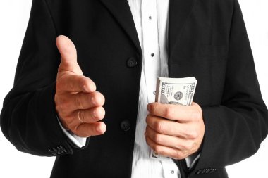 Beyaz arka planda parası olan bir iş adamı