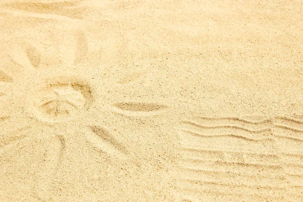 Vacker teckning på sanden i havet bakgrund — Stockfoto