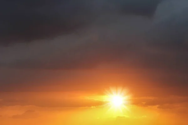 Hermoso cielo puesta del sol en el fondo de la naturaleza — Foto de Stock