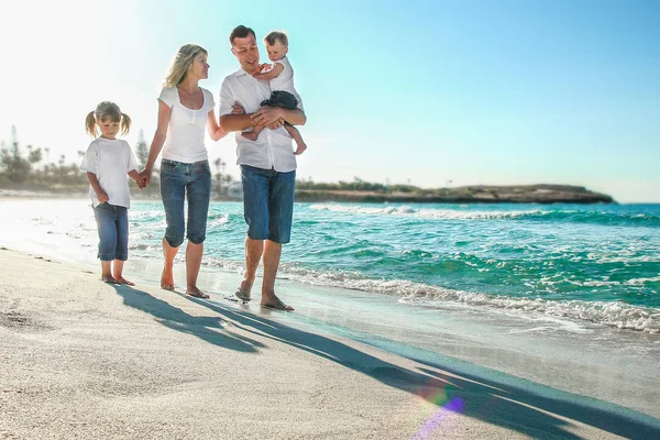 Familia feliz junto al mar al aire libre —  Fotos de Stock