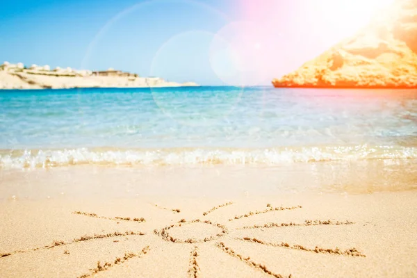 Prachtige tekening op het zand van de zee achtergrond — Stockfoto