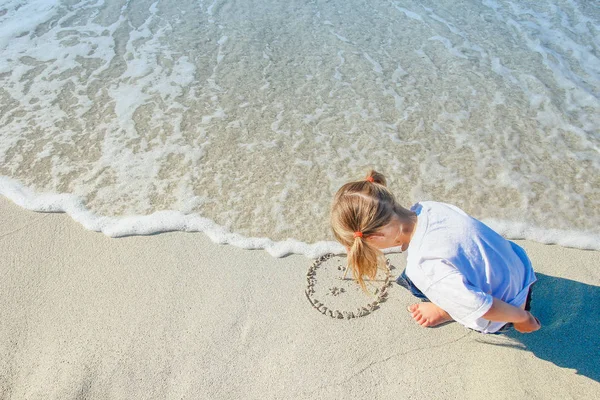 Niño feliz junto al mar al aire libre —  Fotos de Stock