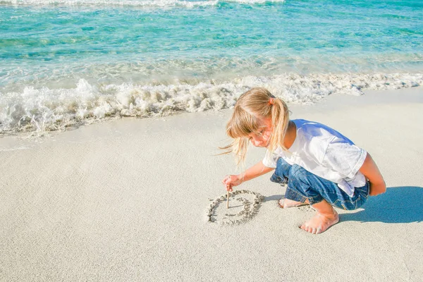 Щаслива дитина біля моря на відкритому повітрі — стокове фото