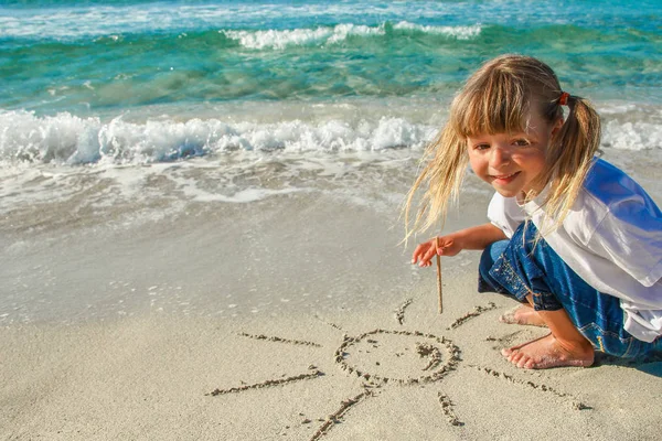 Szczęśliwe dziecko nad morzem na świeżym powietrzu — Zdjęcie stockowe