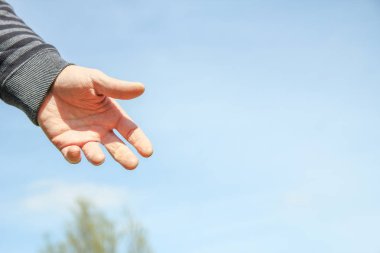 Bir parkta doğada bir ebeveyn ve çocuğun şık elleri geri