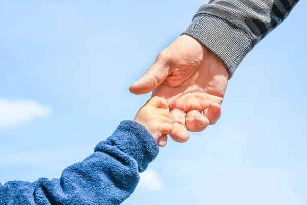 Stylowe ręce rodzica i dziecka w przyrodzie w parku z powrotem — Zdjęcie stockowe