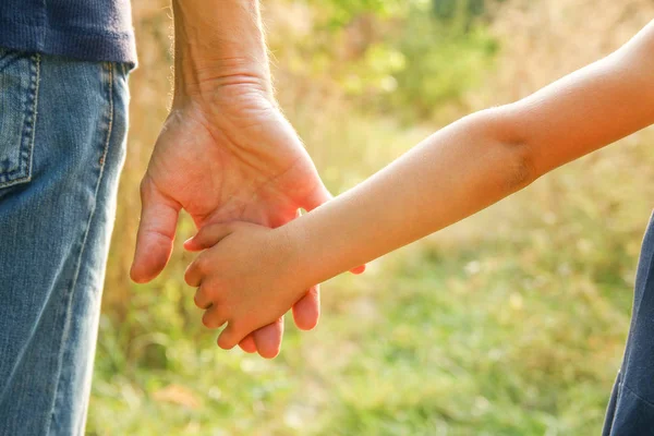 Vackra händer utomhus i en Park — Stockfoto