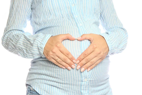 Felice ragazza incinta si trova su sfondo bianco — Foto Stock