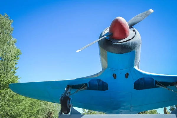 Repülőgép a múzeumban a természetben háttér — Stock Fotó