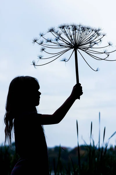 Magnifique enfant jouant à l'extérieur dans le parc — Photo