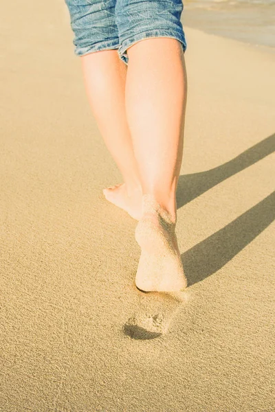 Belle tracce con piedi vicino al mare sullo sfondo della natura — Foto Stock