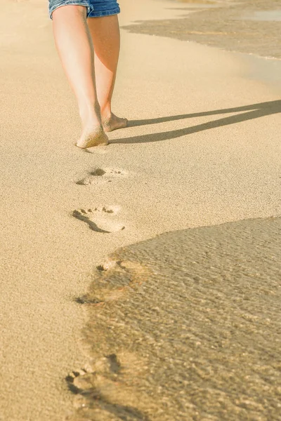Belle tracce con piedi vicino al mare sullo sfondo della natura — Foto Stock