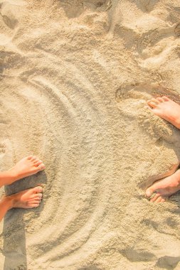 Ayakları kumsalda güzel ayak izleri.