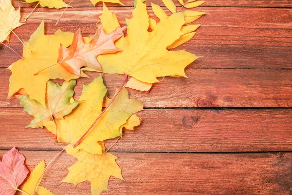 Autunno foglie su sfondo di legno con spazio copia — Foto Stock