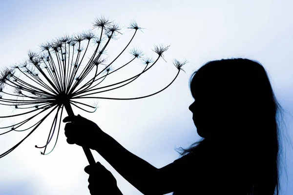 Linda criança brincando ao ar livre no parque — Fotografia de Stock