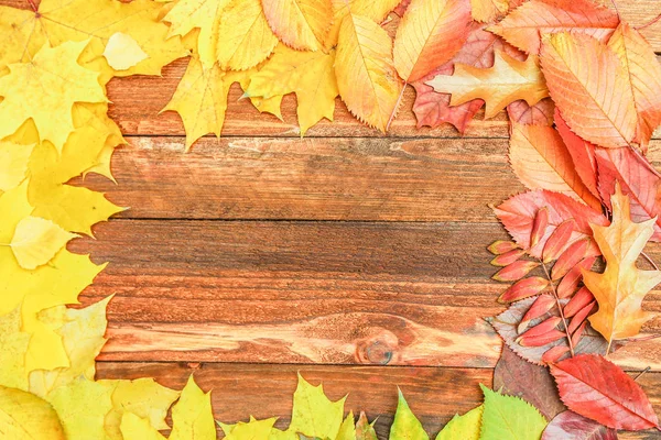 Φθινοπωρινά φύλλα πάνω σε ξύλινο φόντο με αντίγραφο χώρου — Φωτογραφία Αρχείου