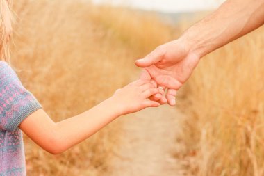 doğa parkında mutlu bir çocuk ve ebeveyn in güzel eller