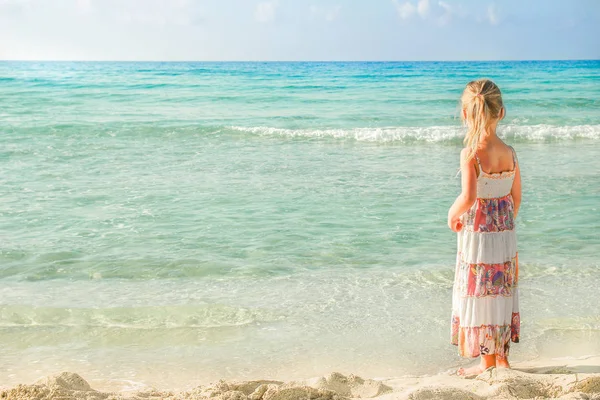 Glückliches Kind, das draußen am Meer spielt — Stockfoto