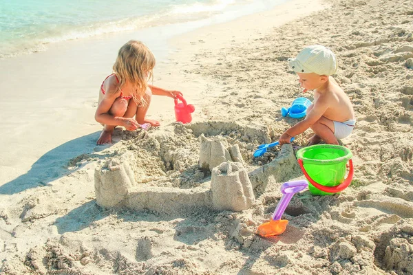 Criança feliz brincando pelo mar ao ar livre — Fotografia de Stock