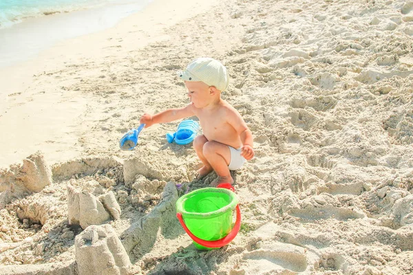 Lyckligt barn leker vid havet utomhus — Stockfoto