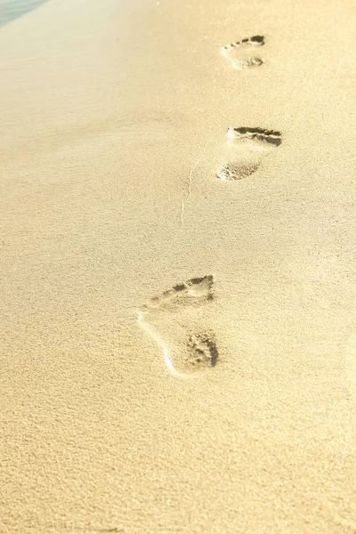 Belle impronte con i piedi sullo sfondo di sabbia — Foto Stock