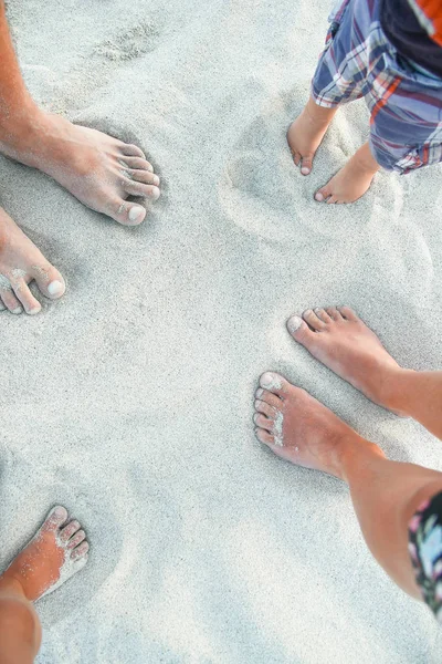 Vackra fotspår med fötter på sanden bakgrund — Stockfoto