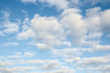 Mavi gökyüzüne karşı fantastik yumuşak beyaz bulutlar