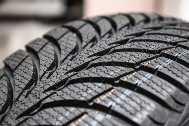 siyah şık yeni lastik tekerlekli arabalar için