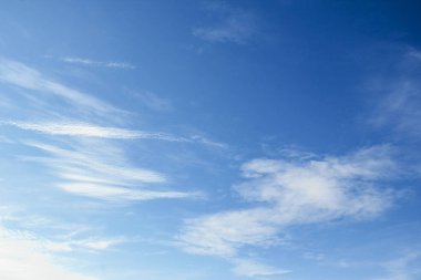 Mavi gökyüzüne karşı fantastik yumuşak beyaz bulutlar