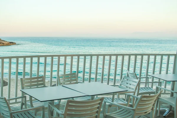 Deniz kenarında iki kişilik masa. — Stok fotoğraf