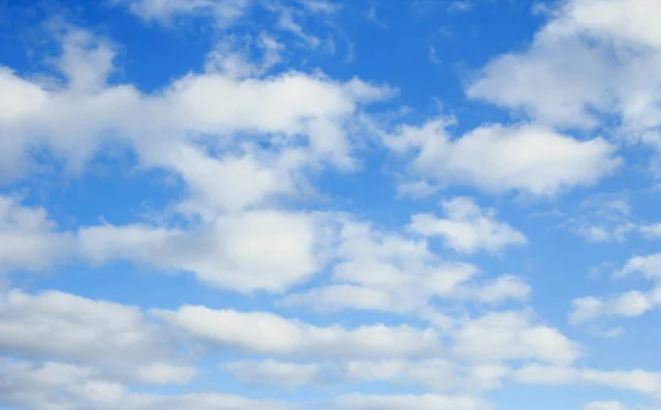 Fantastische zachte witte wolken tegen de blauwe lucht — Stockfoto