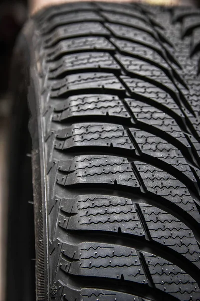 Preto elegante pneu novo para carros sobre rodas — Fotografia de Stock