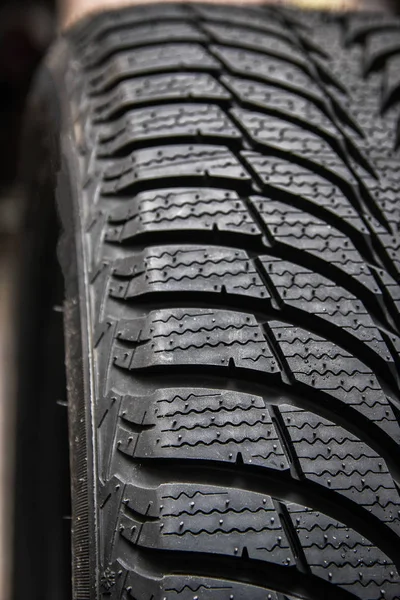 Negro elegante nuevo neumático para coches sobre ruedas —  Fotos de Stock