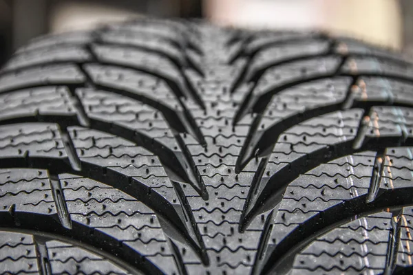 Svart elegant nytt däck för bilar på hjul — Stockfoto