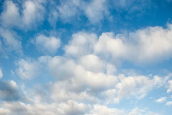 Traumhaft weiche weiße Wolken vor blauem Himmel — Stockfoto