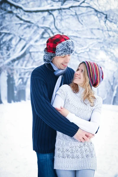 Kış parkında doğada güzel bir çift.