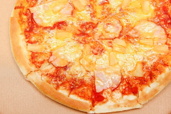 Fetta di pizza calda con formaggio fuso su un tavolo di legno rustico — Foto Stock