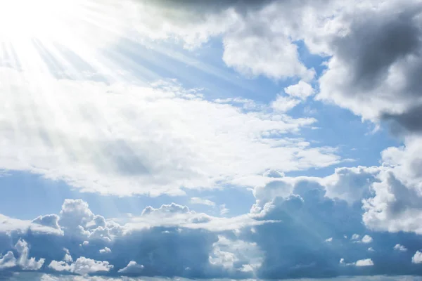 Όμορφη μπλε σύννεφα ουρανό υπόβαθρο σχετικά με τη φύση του πάρκου — Φωτογραφία Αρχείου
