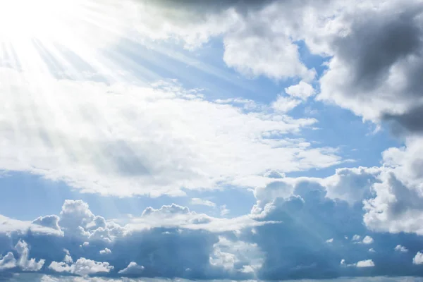 Hermoso azul nubes cielo fondo en la naturaleza del parque — Foto de Stock