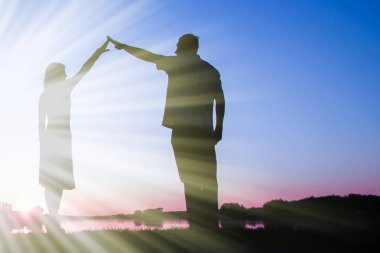 bir günbatımı romantizm karşı mutlu çift siluet