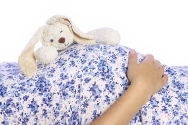 Mutlu hamile kız beyaz arka planda yatıyor.