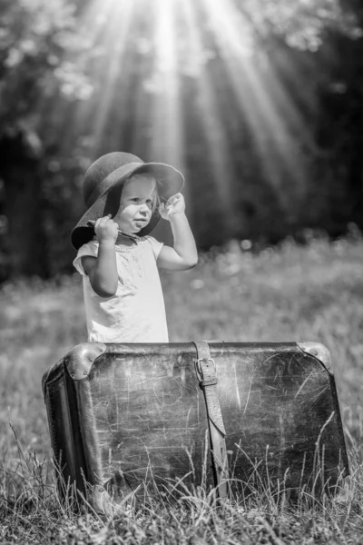 Happy Baby Girl z walizką na zewnątrz w parku — Zdjęcie stockowe