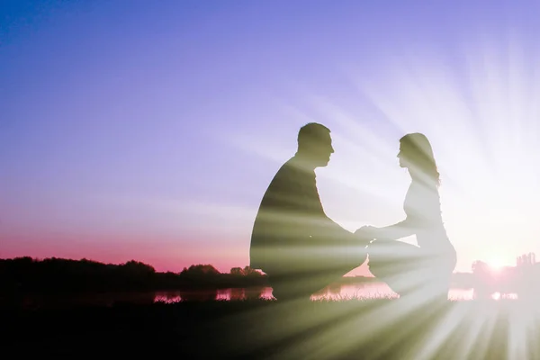 Bir günbatımı romantizm karşı mutlu çift siluet — Stok fotoğraf