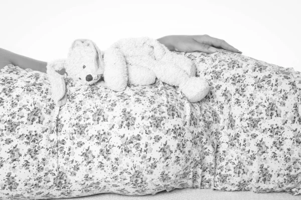Счастливая беременная девушка лежит на белом фоне — стоковое фото
